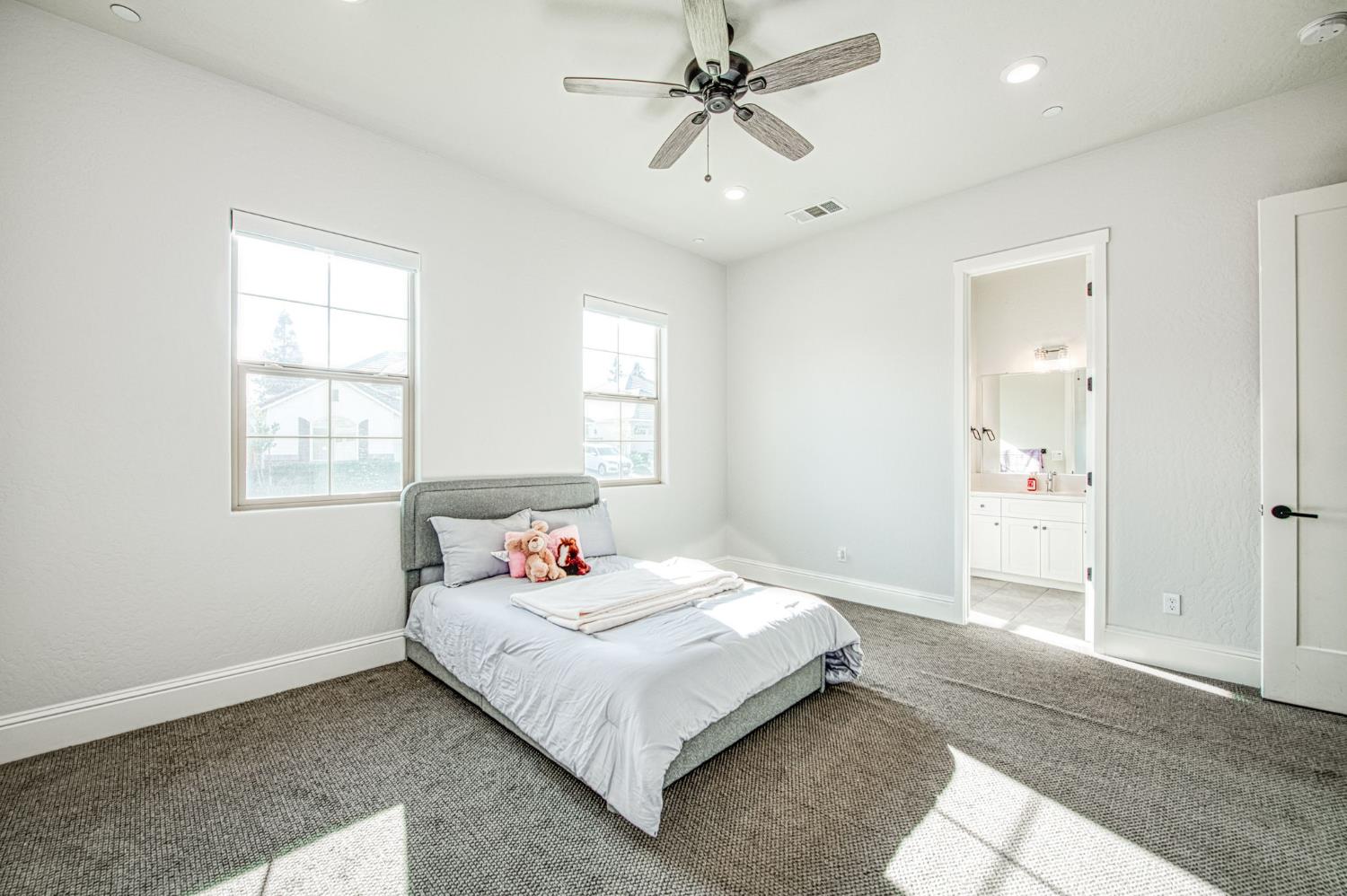 2468 E Kynzlee Ave, Fresno, CA 93730