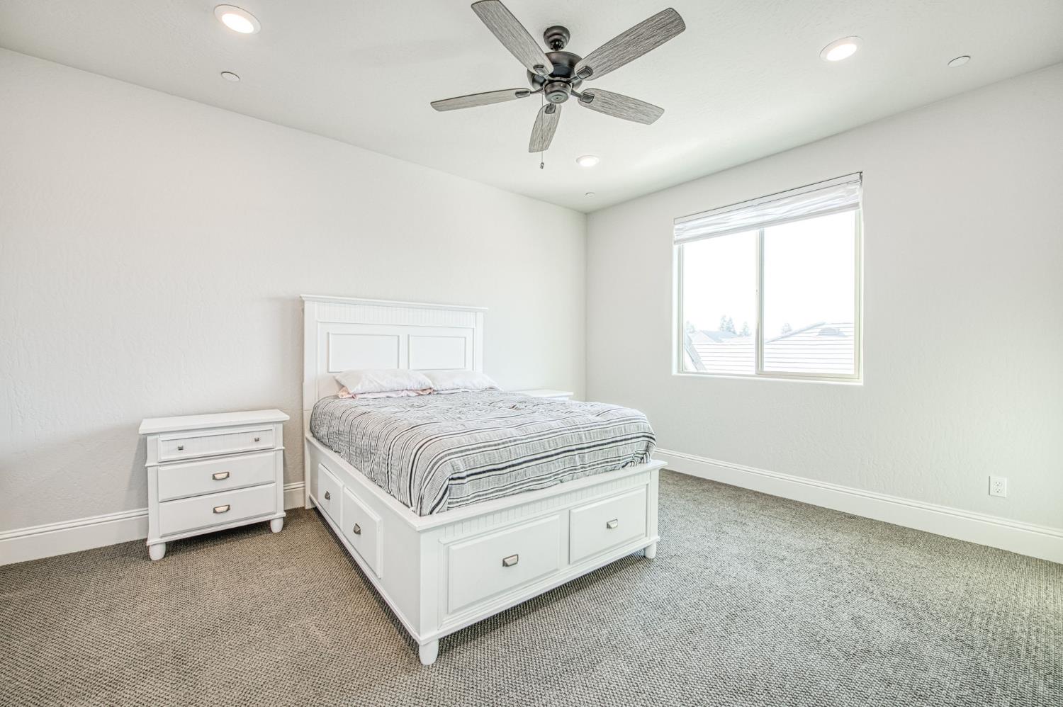 2468 E Kynzlee Ave, Fresno, CA 93730