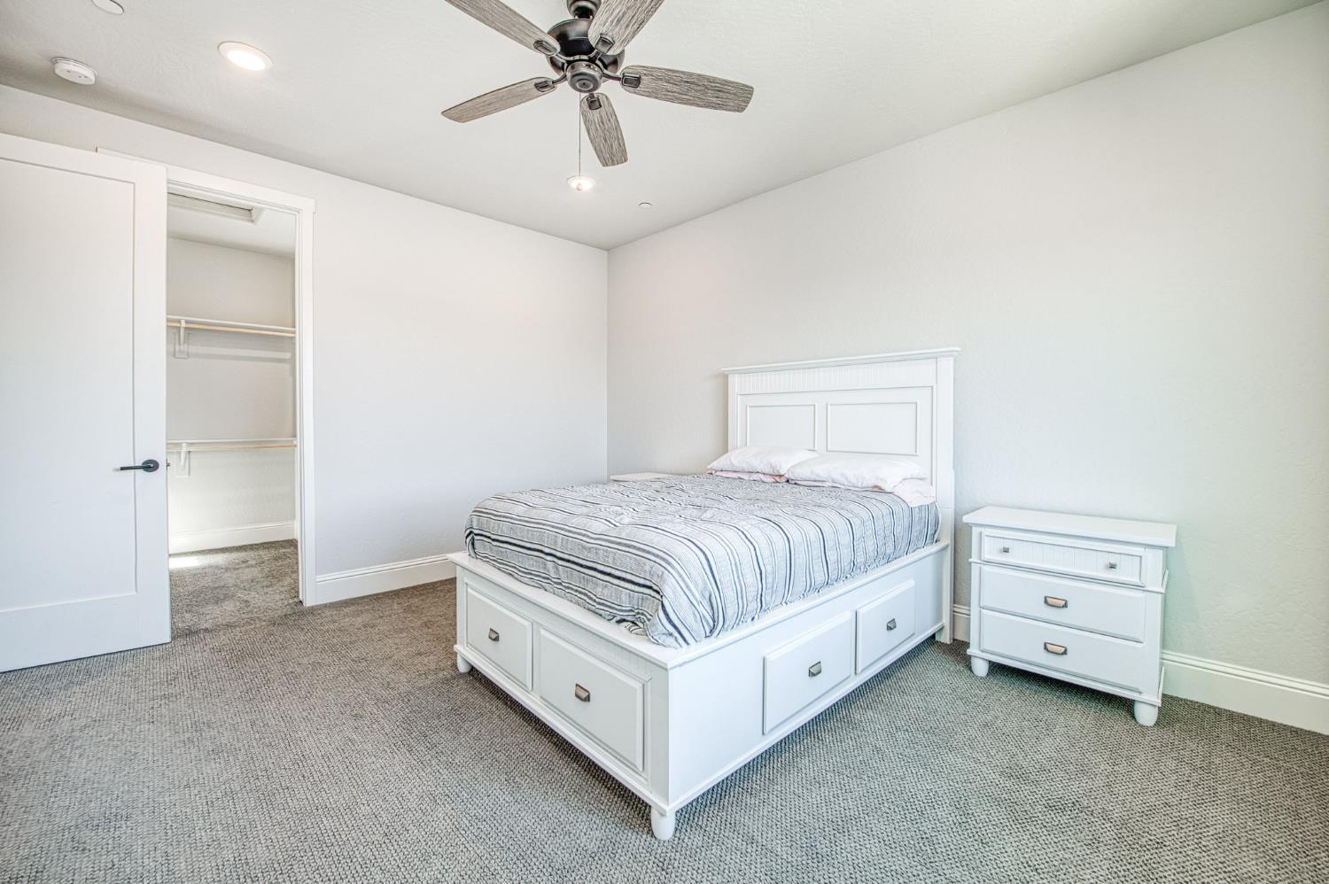 2468 E Kynzlee Ave, Fresno, CA 93730