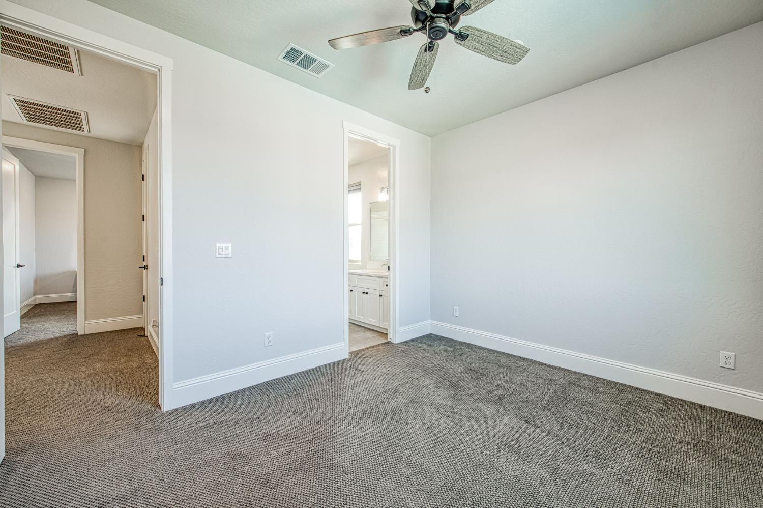 2468 E Kynzlee Ave, Fresno, CA 93730