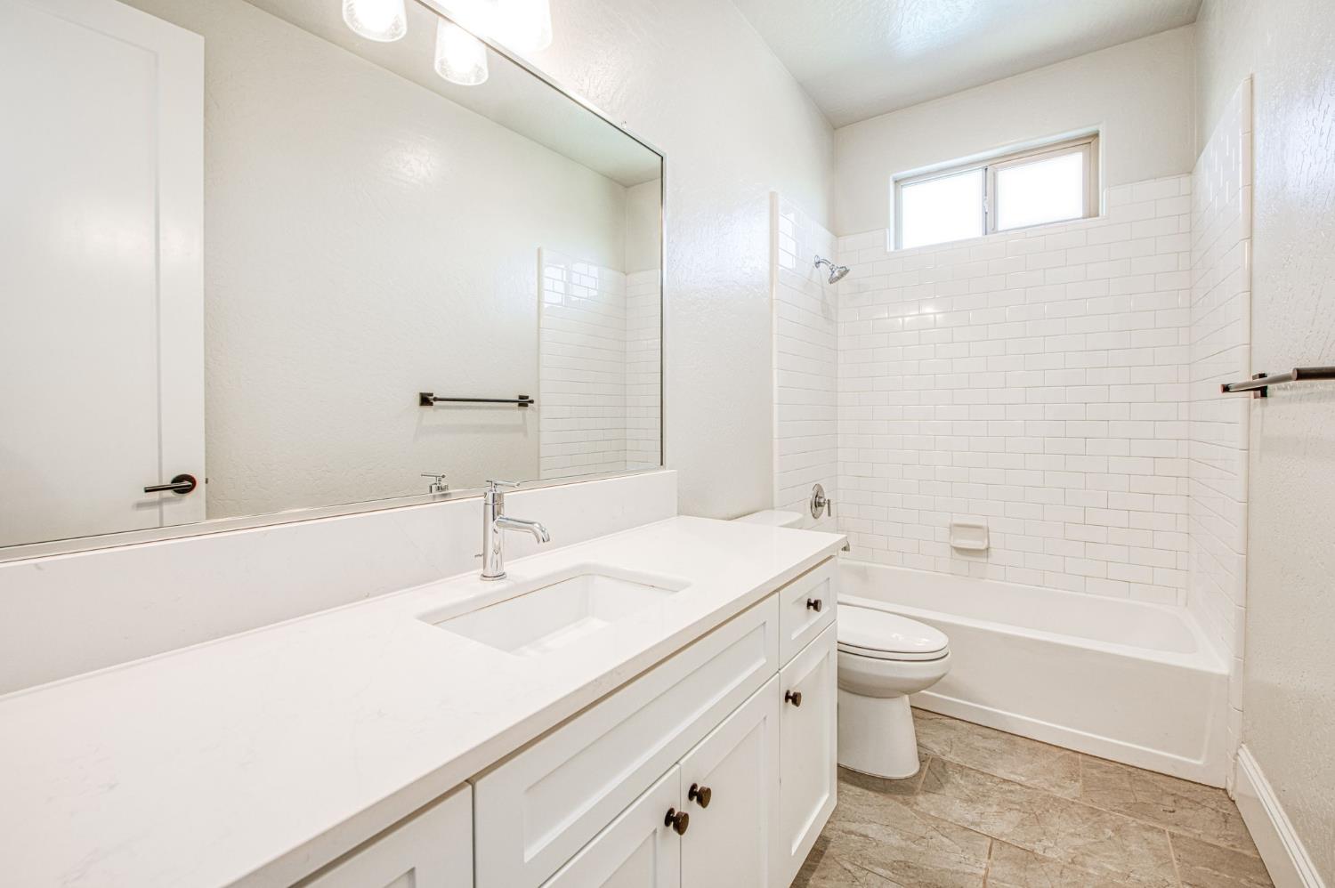 2468 E Kynzlee Ave, Fresno, CA 93730