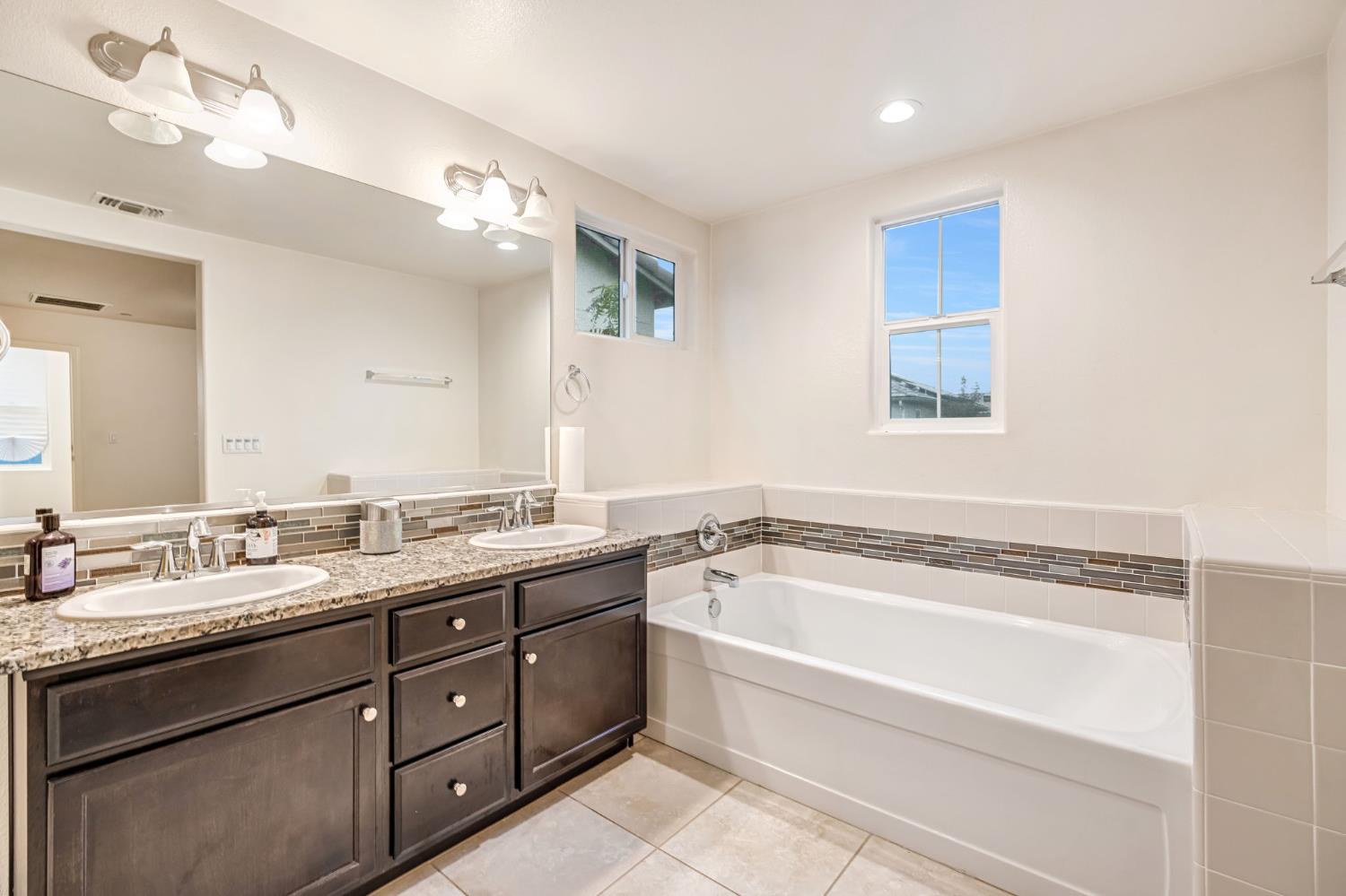 6095 E Bishop Ln SE, Fresno, CA 93727