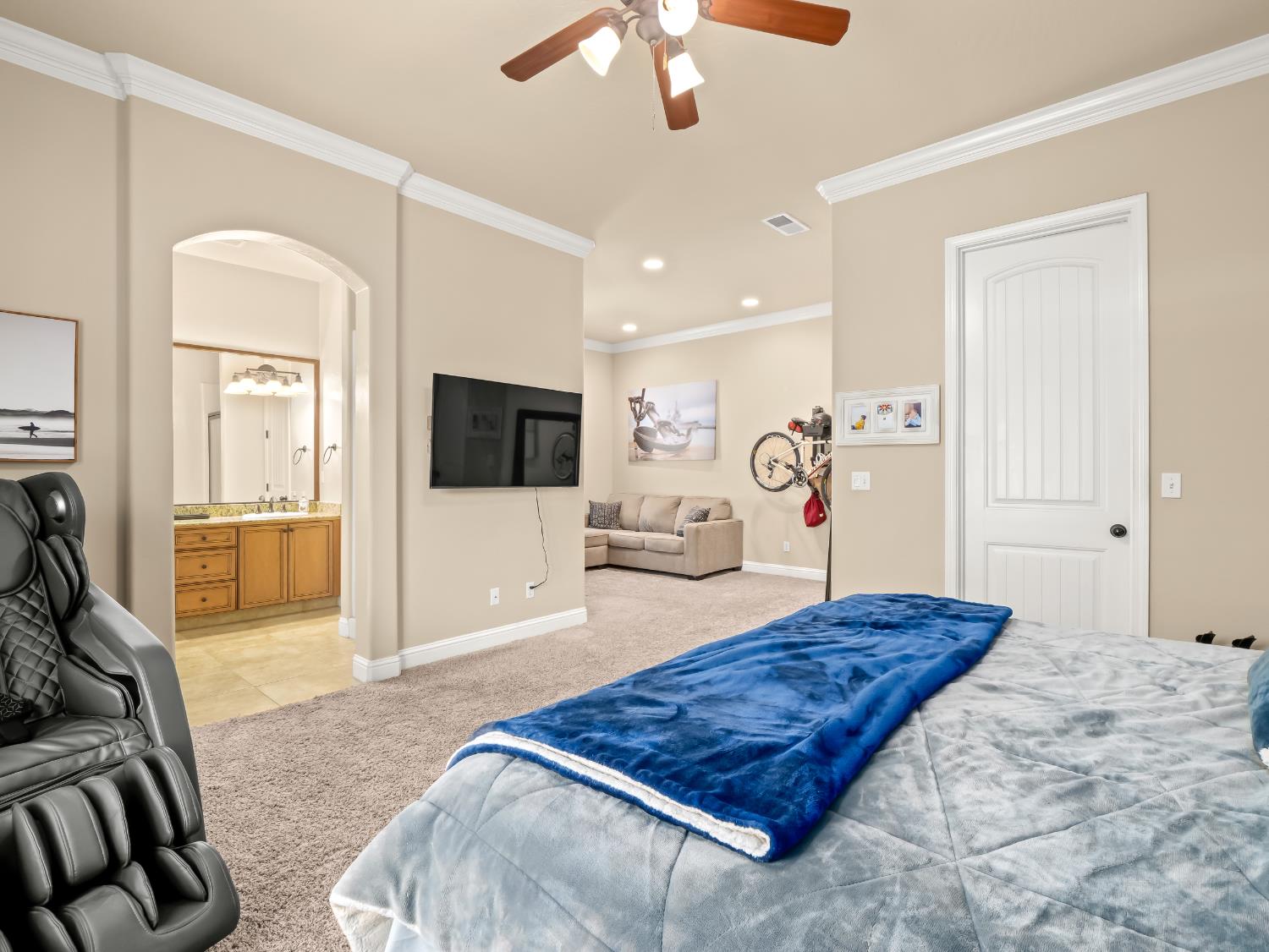 1687 N Karen Ave, Clovis, CA 93619