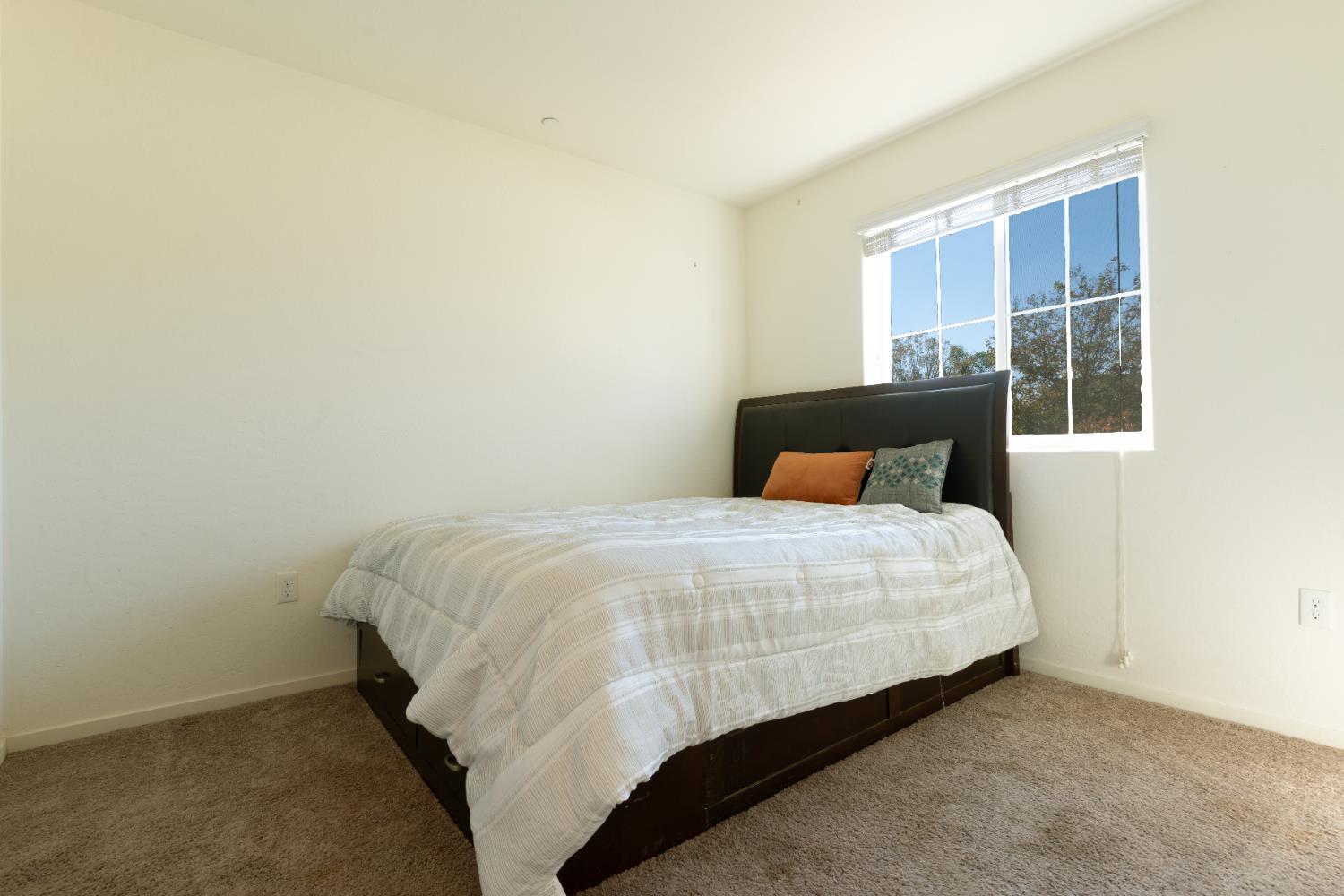 1853 S Kerckhoff Way, Hanford, CA 93230