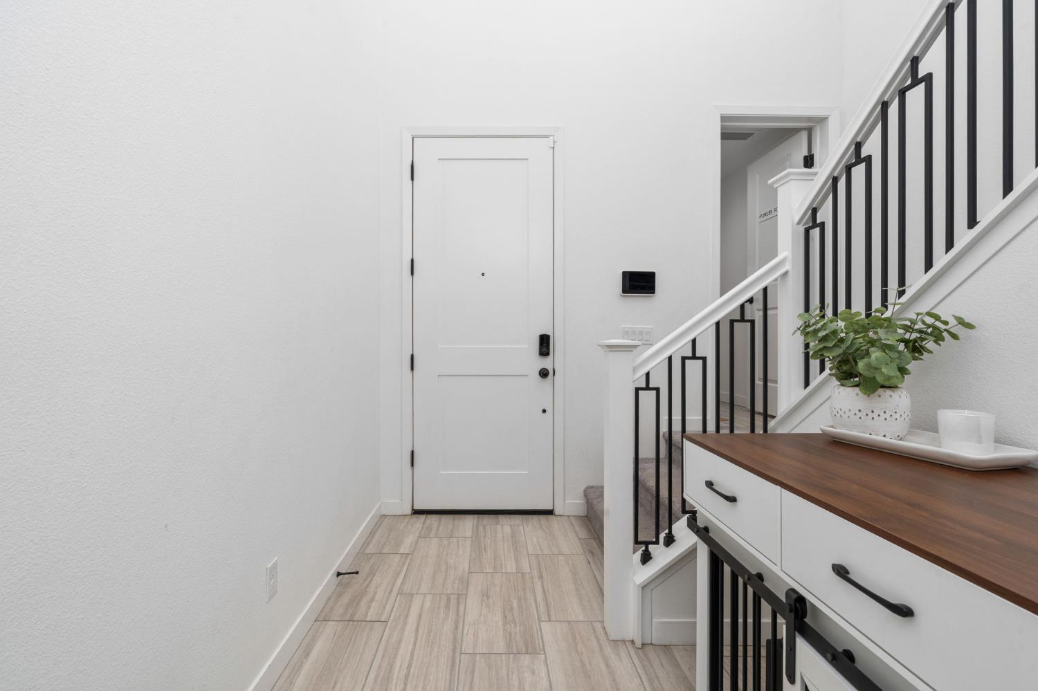 724 Arrowhead Dr, Madera, CA 93636