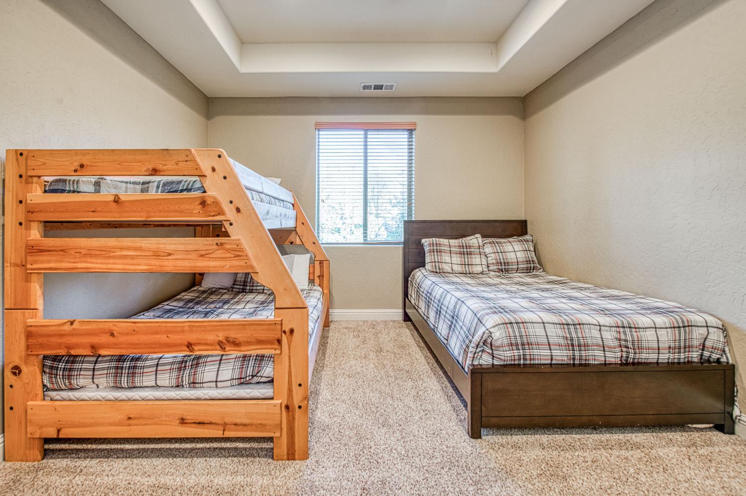 40722 Village Pass Ln, Shaver Lake, CA 93664