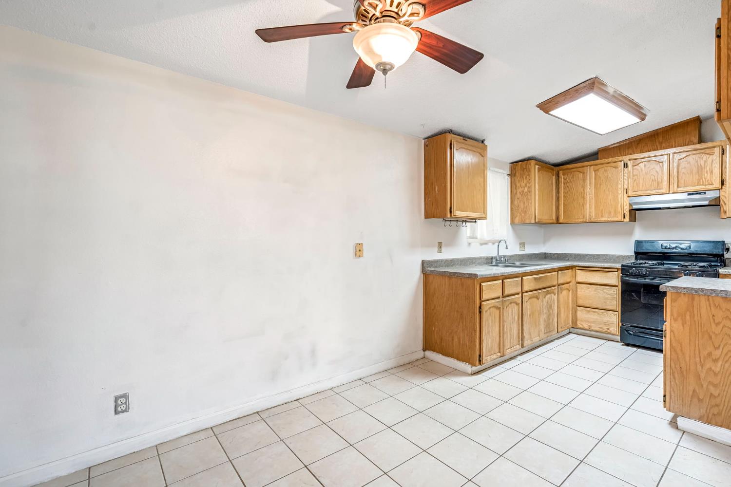 1240 N Bailey Ave, Fresno, CA 93727