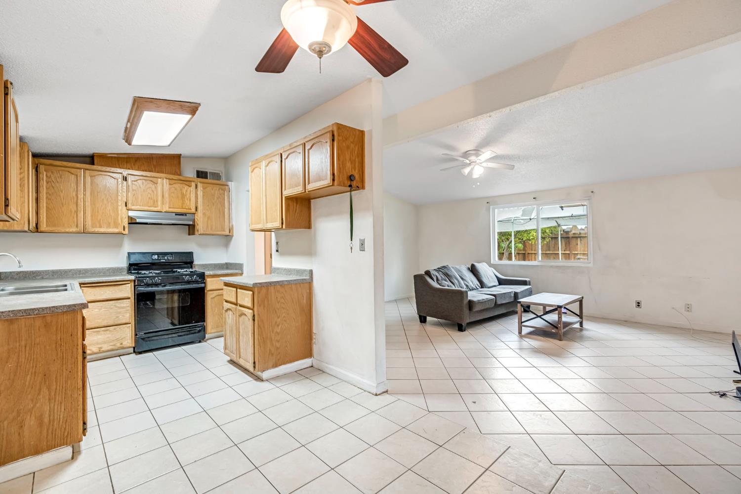 1240 N Bailey Ave, Fresno, CA 93727