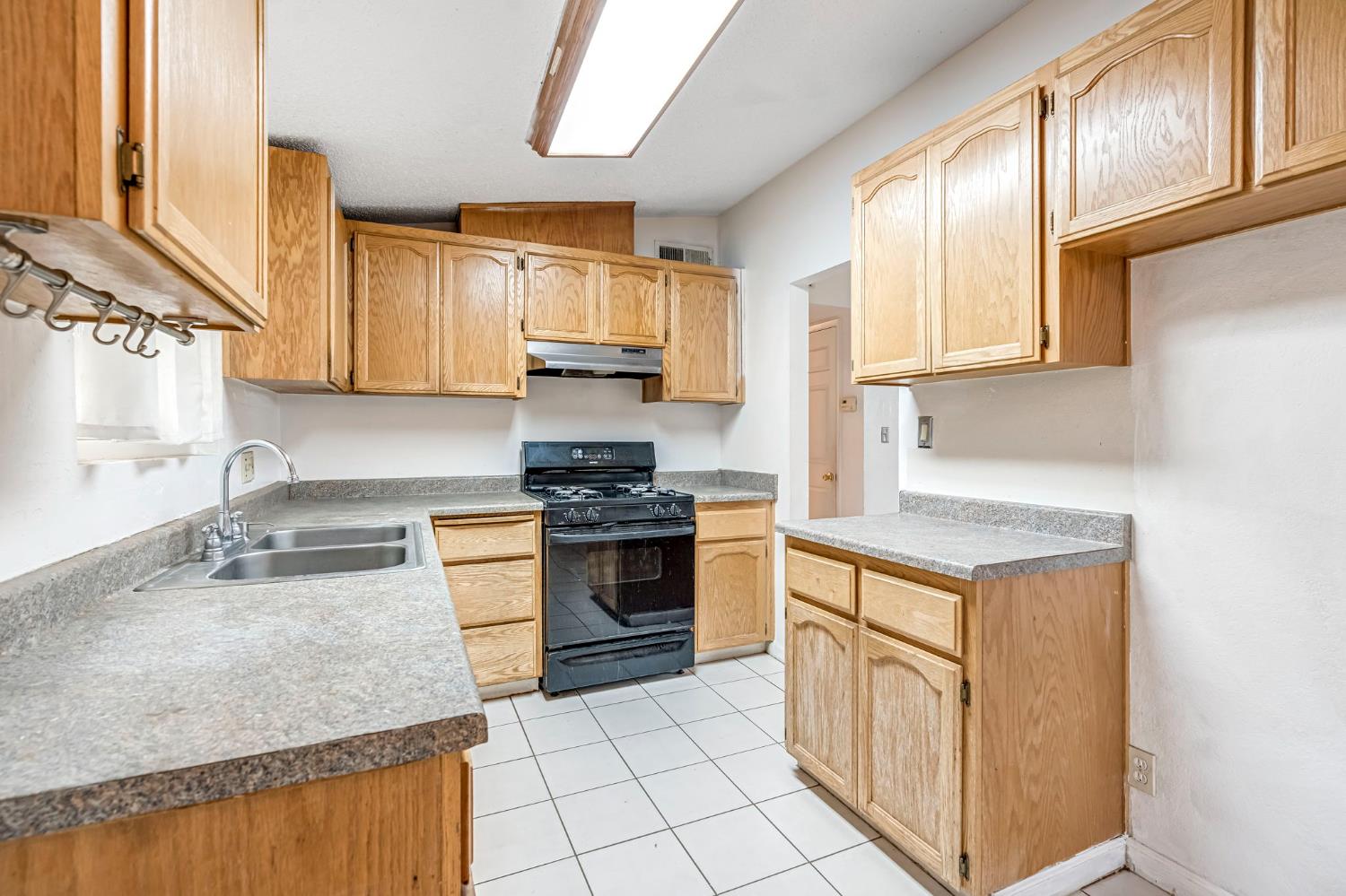 1240 N Bailey Ave, Fresno, CA 93727