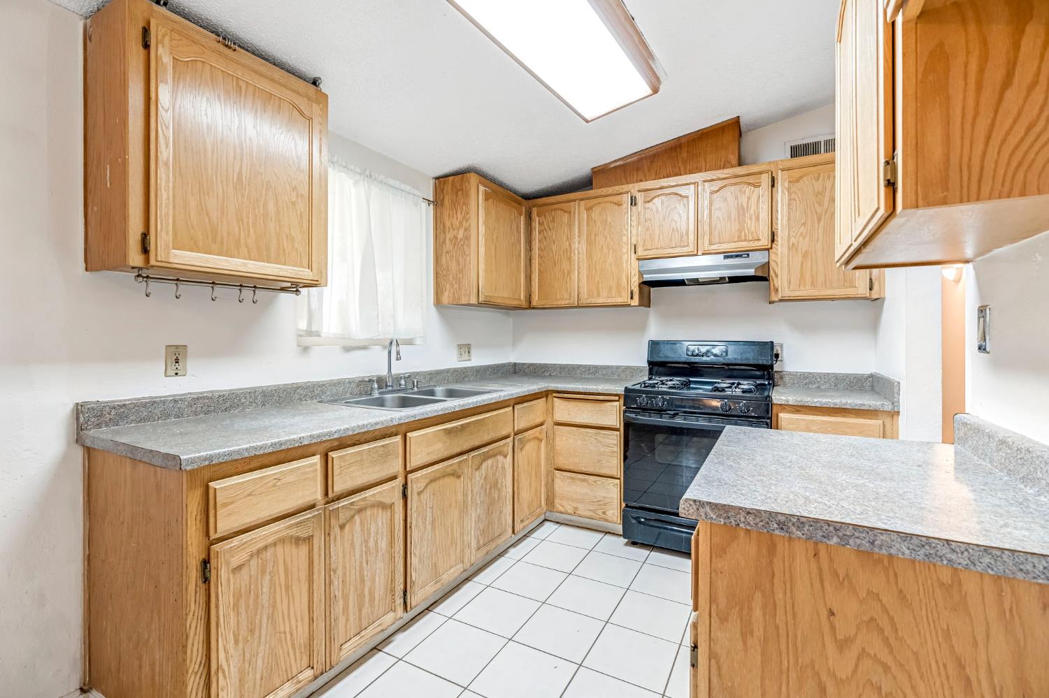 1240 N Bailey Ave, Fresno, CA 93727