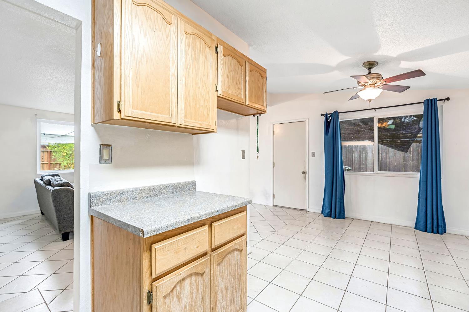 1240 N Bailey Ave, Fresno, CA 93727