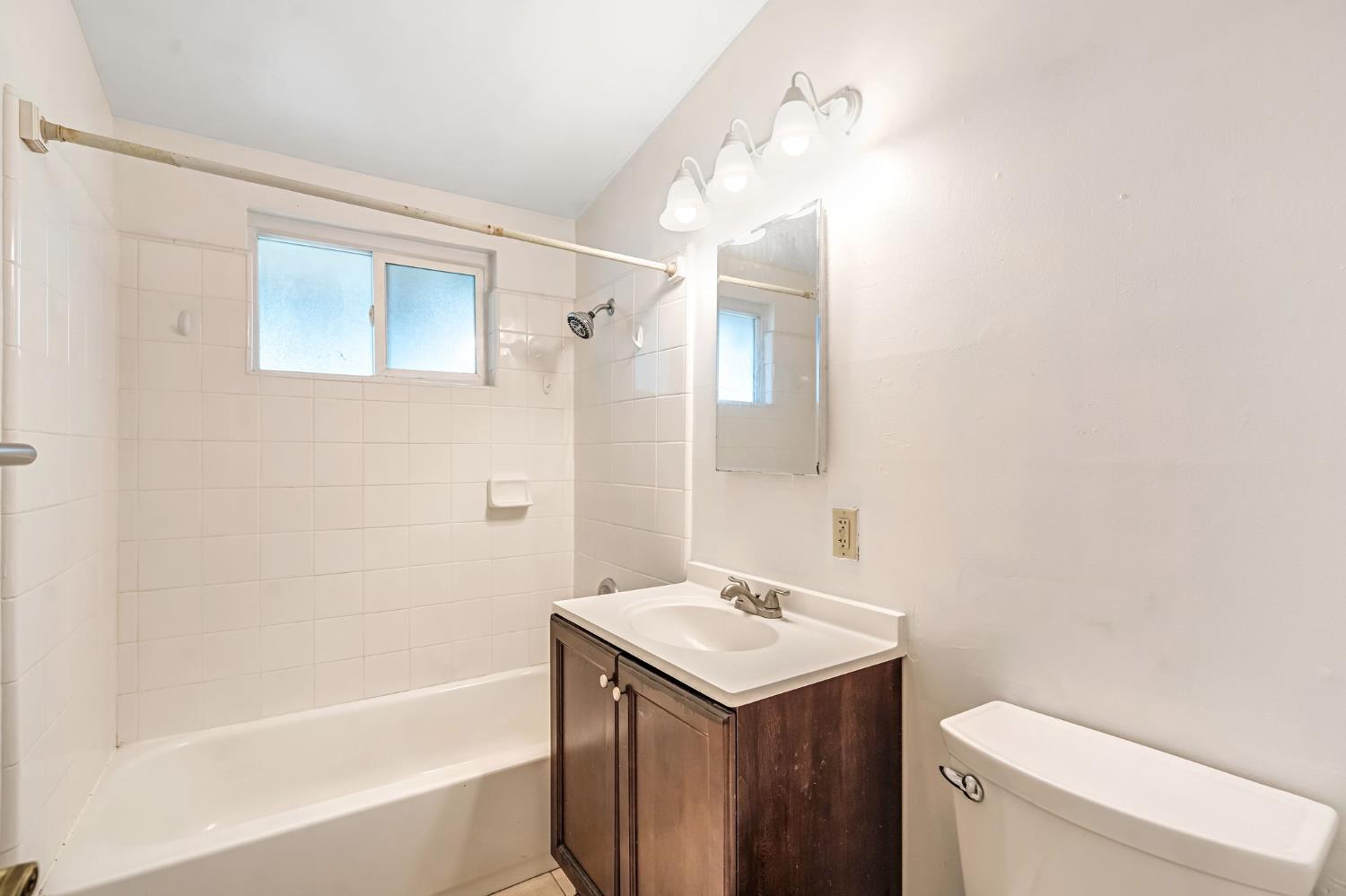 1240 N Bailey Ave, Fresno, CA 93727