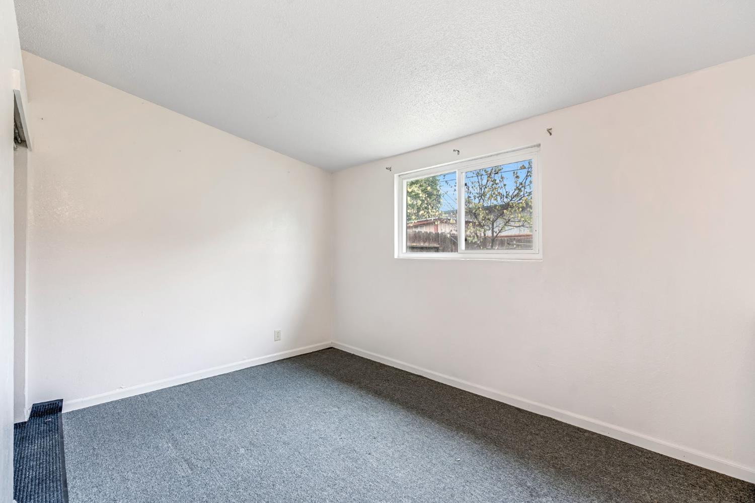 1240 N Bailey Ave, Fresno, CA 93727