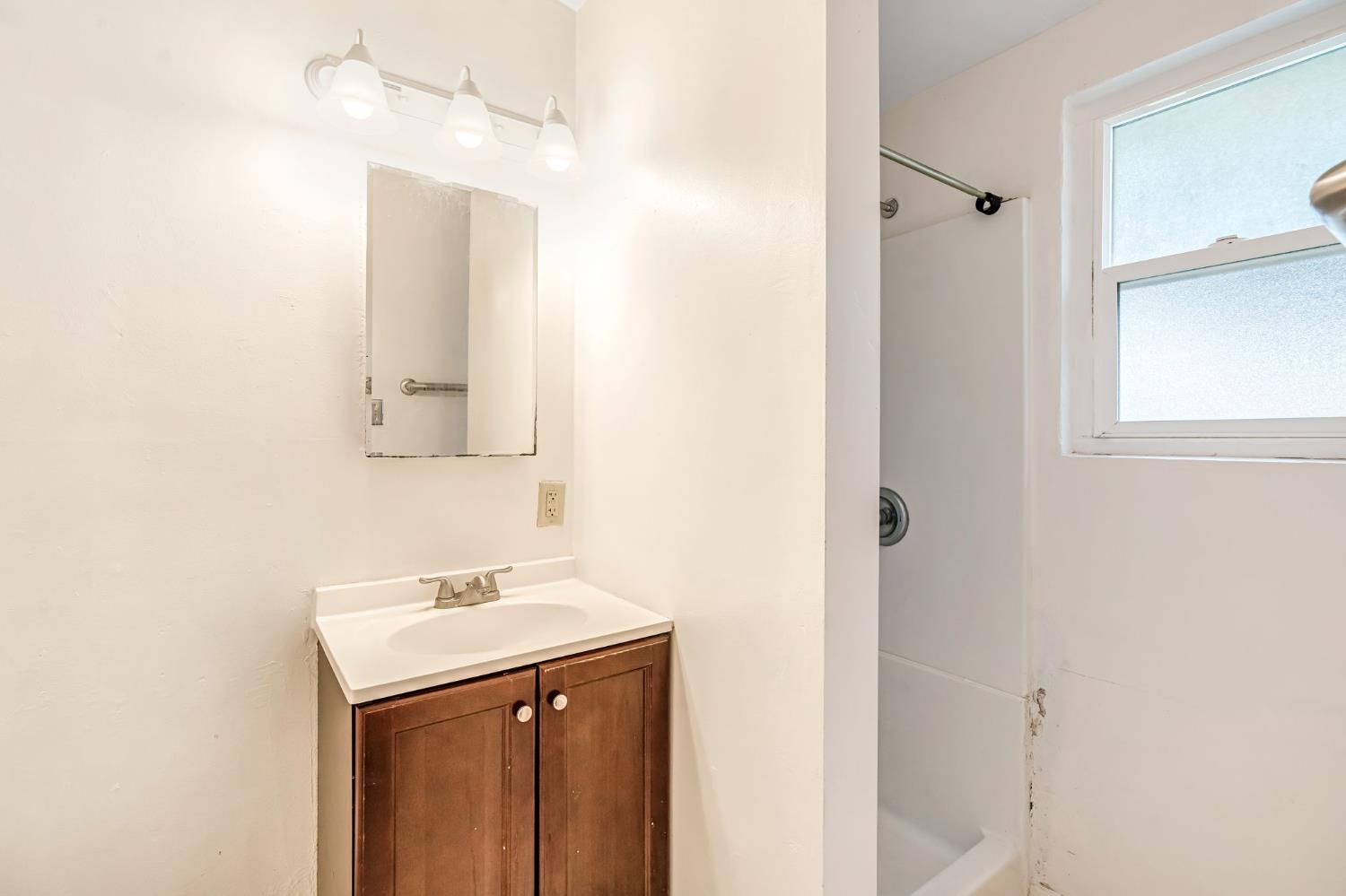 1240 N Bailey Ave, Fresno, CA 93727