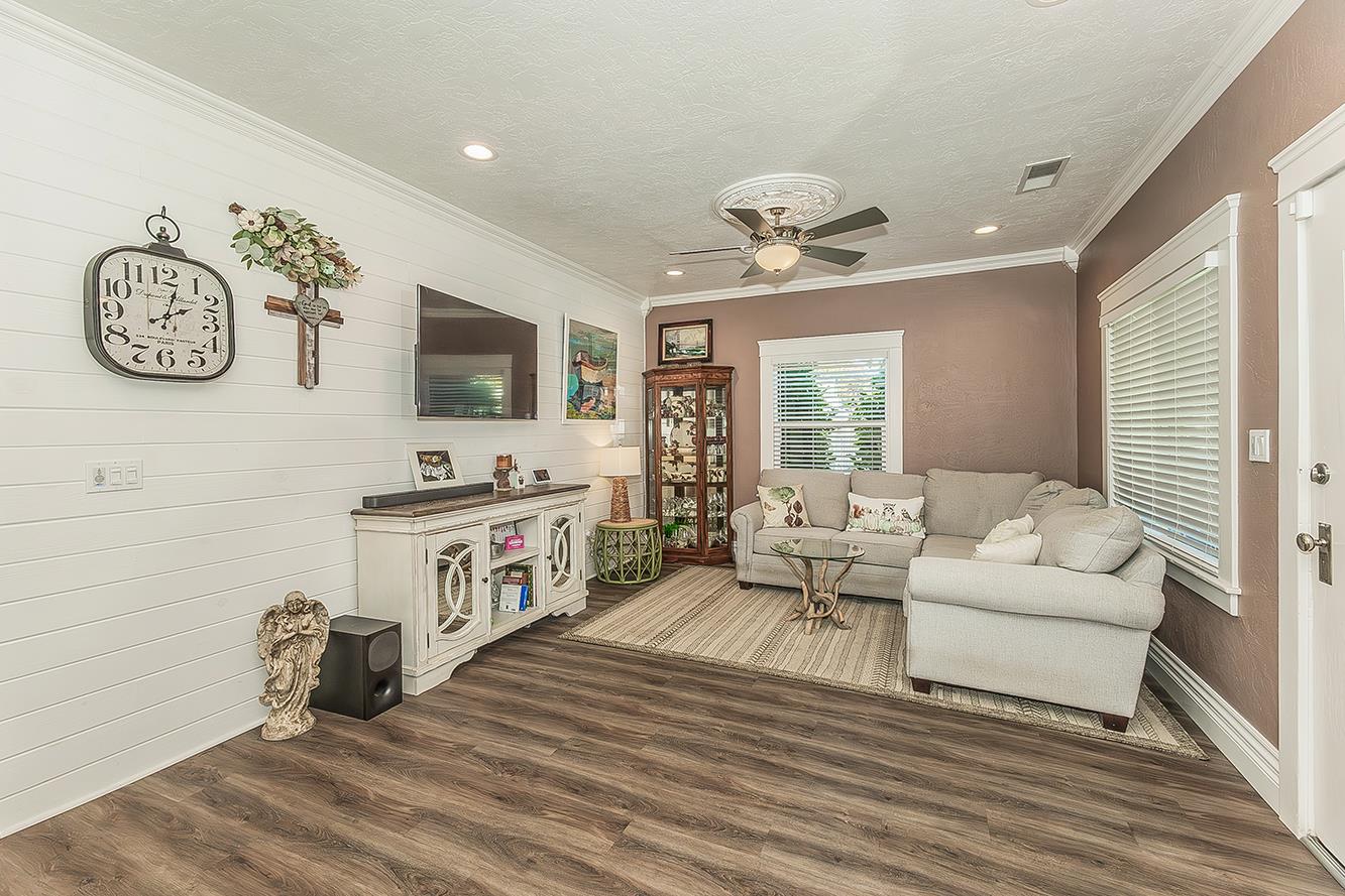 2233 14th Ave, Kingsburg, CA 93631