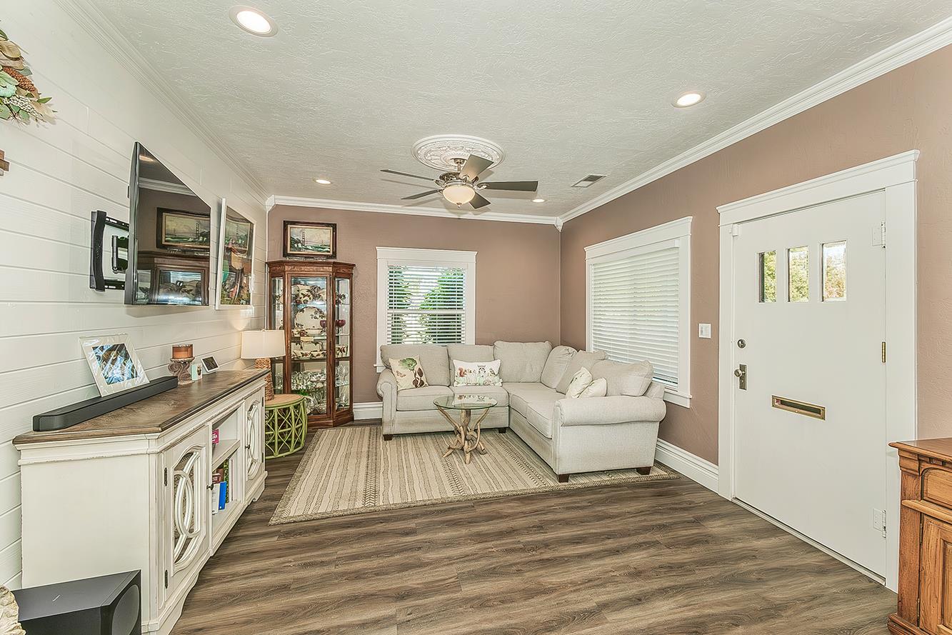 2233 14th Ave, Kingsburg, CA 93631