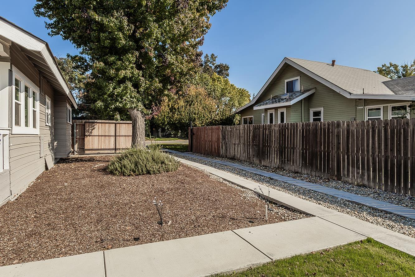 2233 14th Ave, Kingsburg, CA 93631