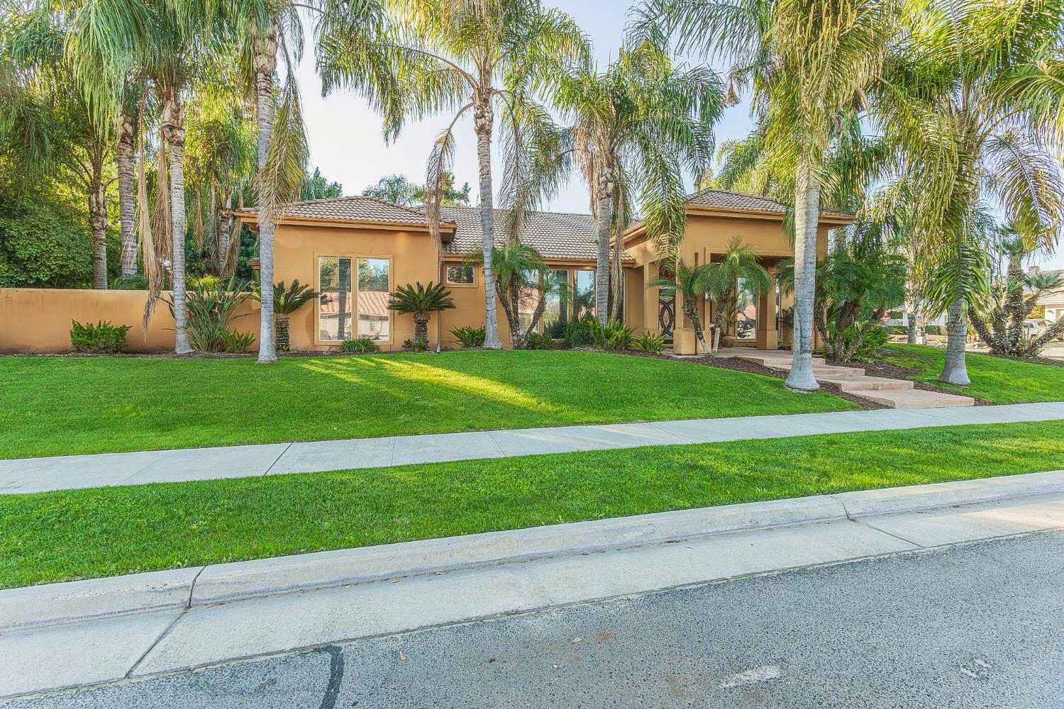 2135 SE Cottonwood Cir, Visalia, CA 93277