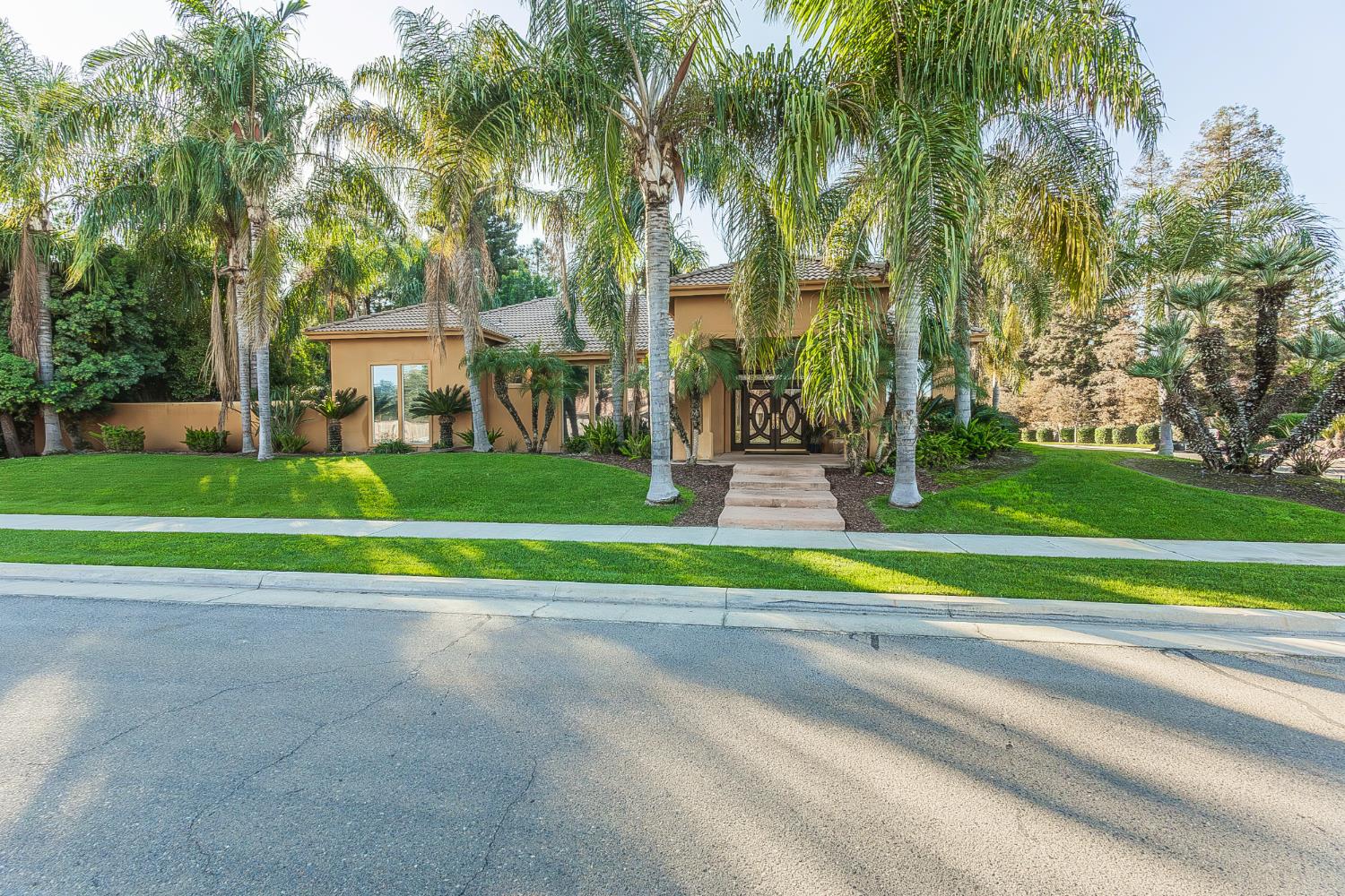 2135 SE Cottonwood Cir, Visalia, CA 93277