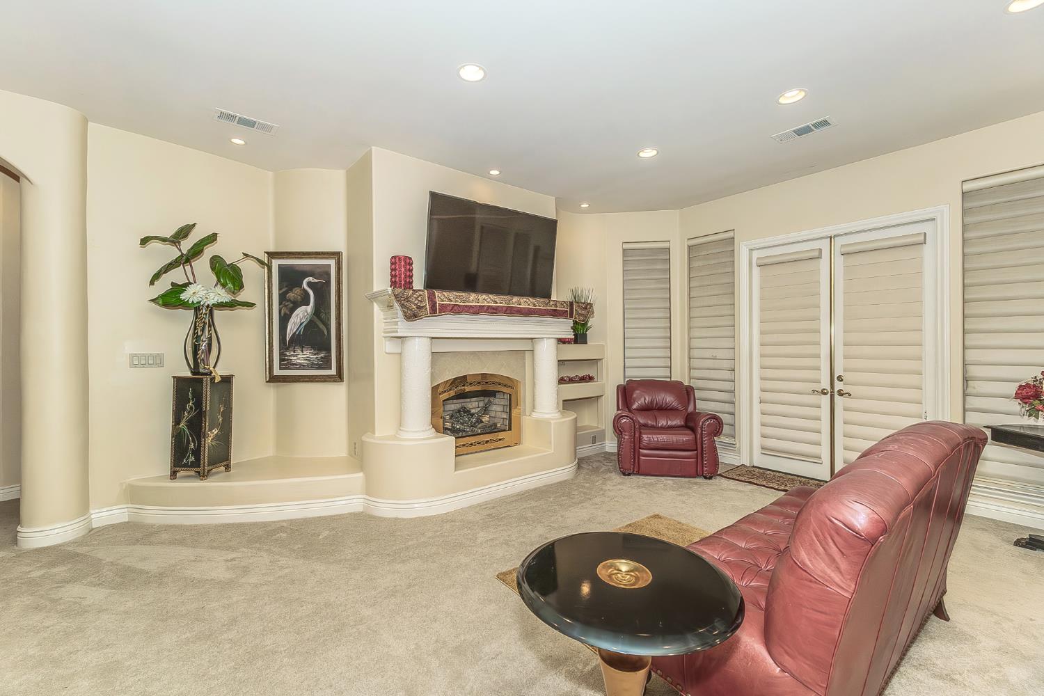 2135 SE Cottonwood Cir, Visalia, CA 93277