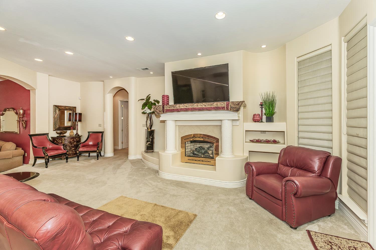 2135 SE Cottonwood Cir, Visalia, CA 93277