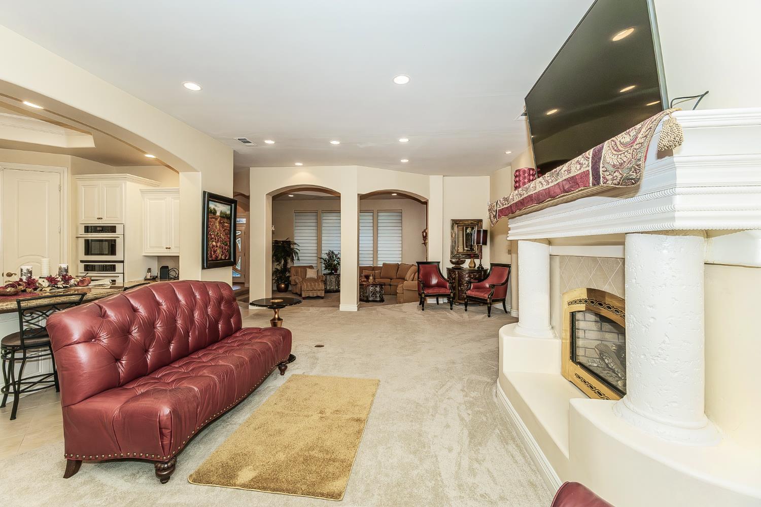 2135 SE Cottonwood Cir, Visalia, CA 93277