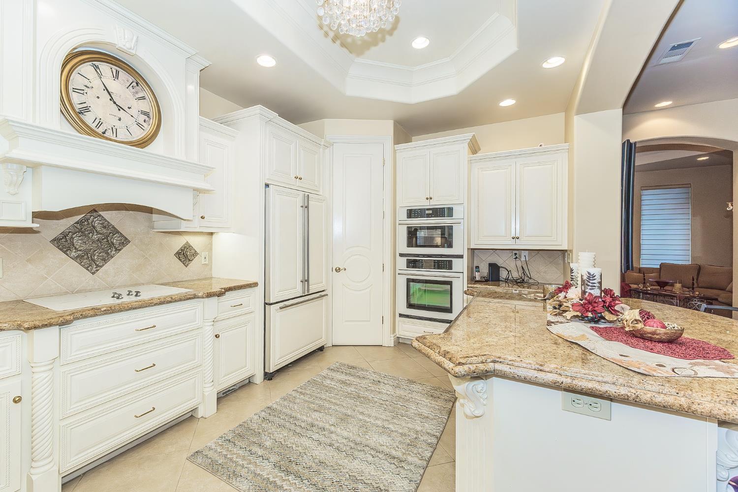 2135 SE Cottonwood Cir, Visalia, CA 93277