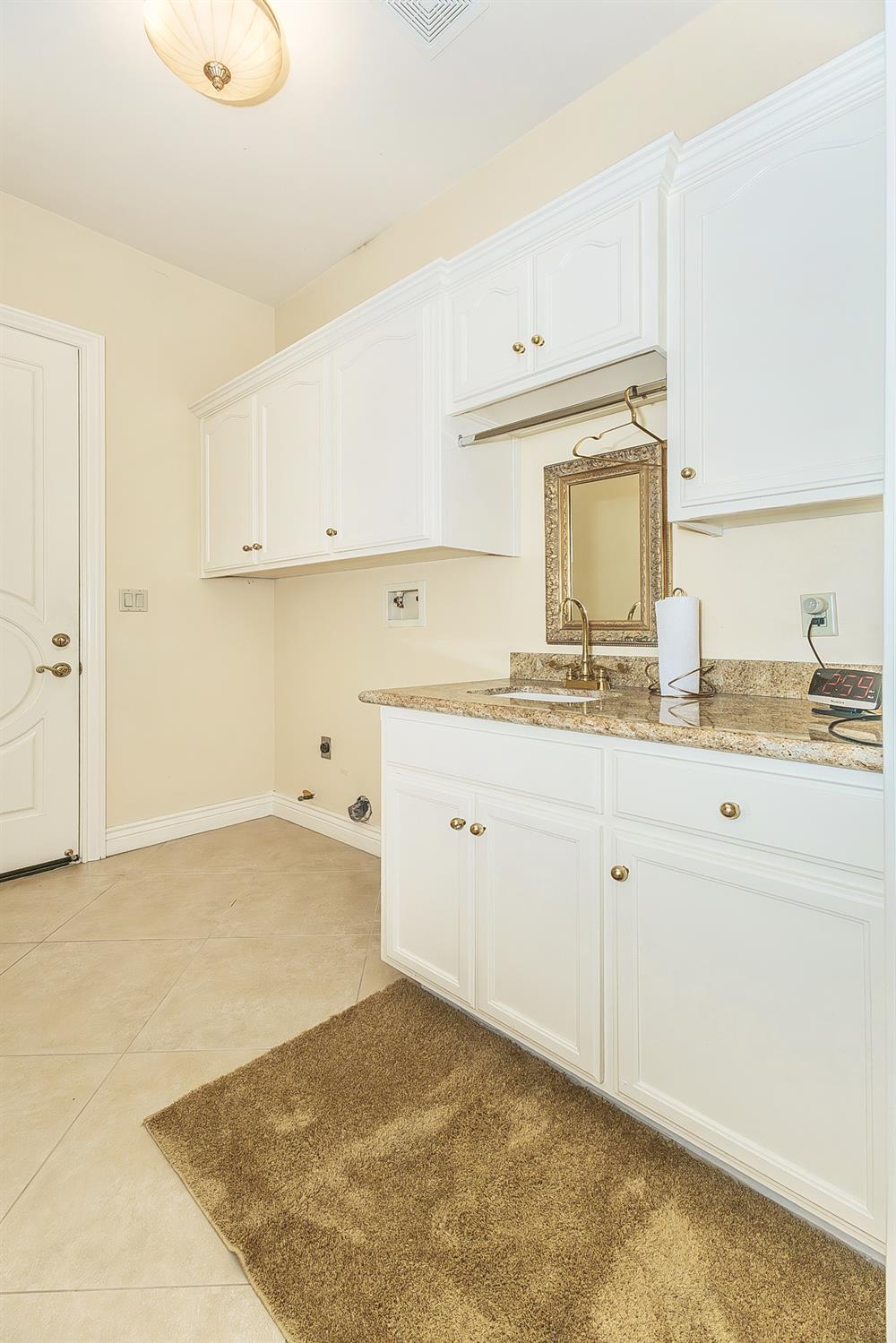 2135 SE Cottonwood Cir, Visalia, CA 93277