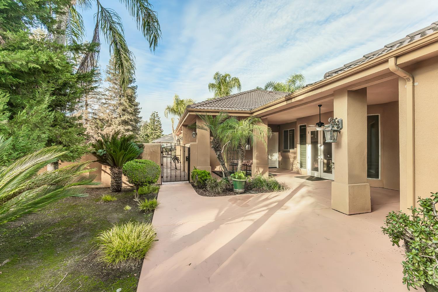 2135 SE Cottonwood Cir, Visalia, CA 93277