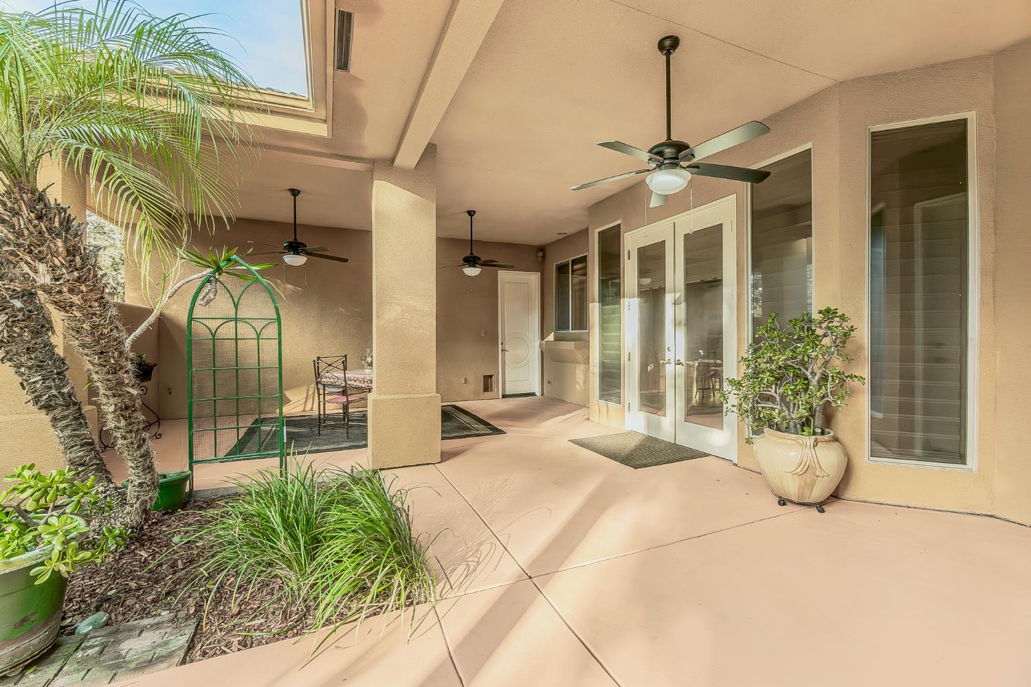 2135 SE Cottonwood Cir, Visalia, CA 93277