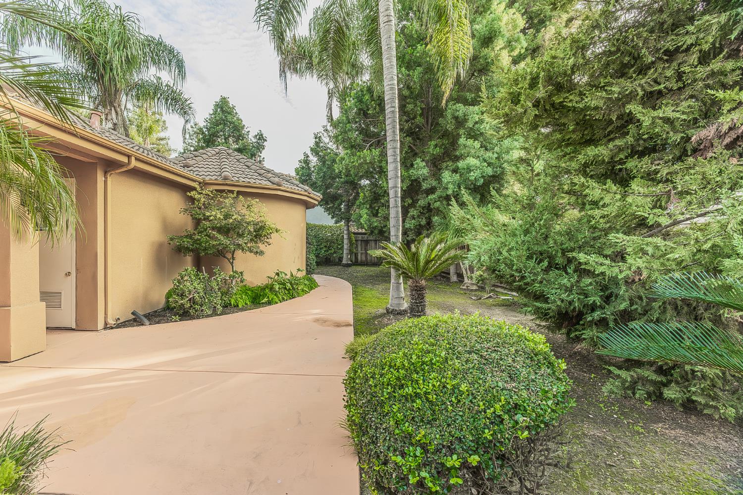 2135 SE Cottonwood Cir, Visalia, CA 93277