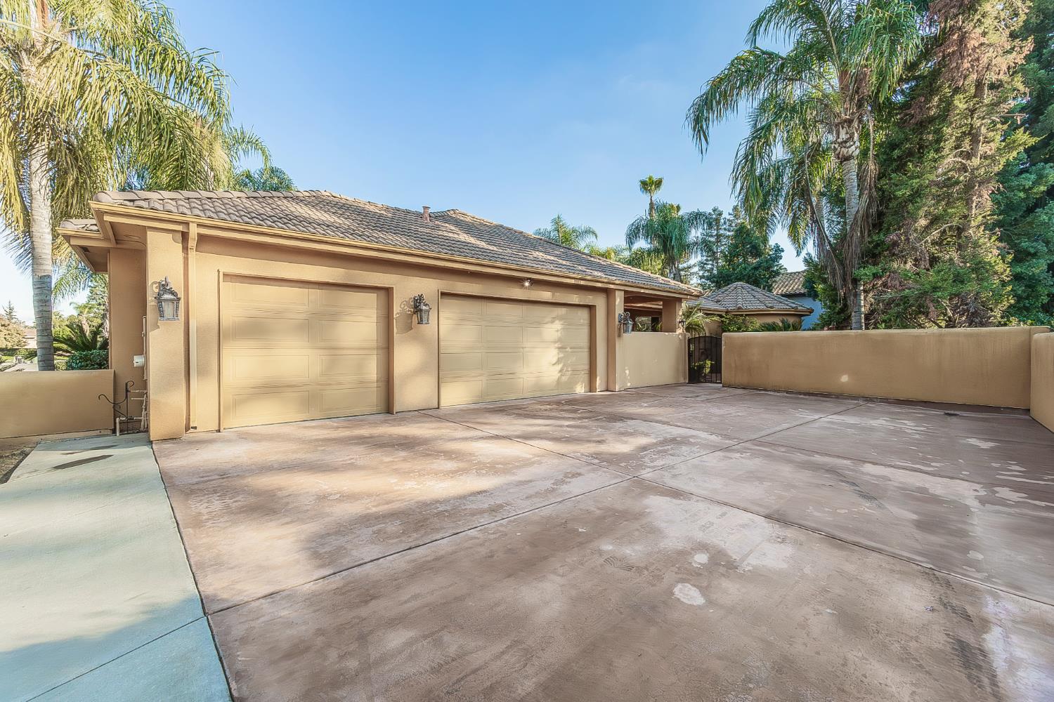 2135 SE Cottonwood Cir, Visalia, CA 93277