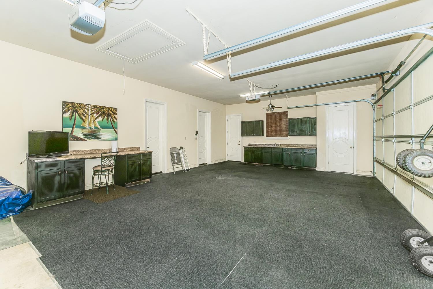 2135 SE Cottonwood Cir, Visalia, CA 93277