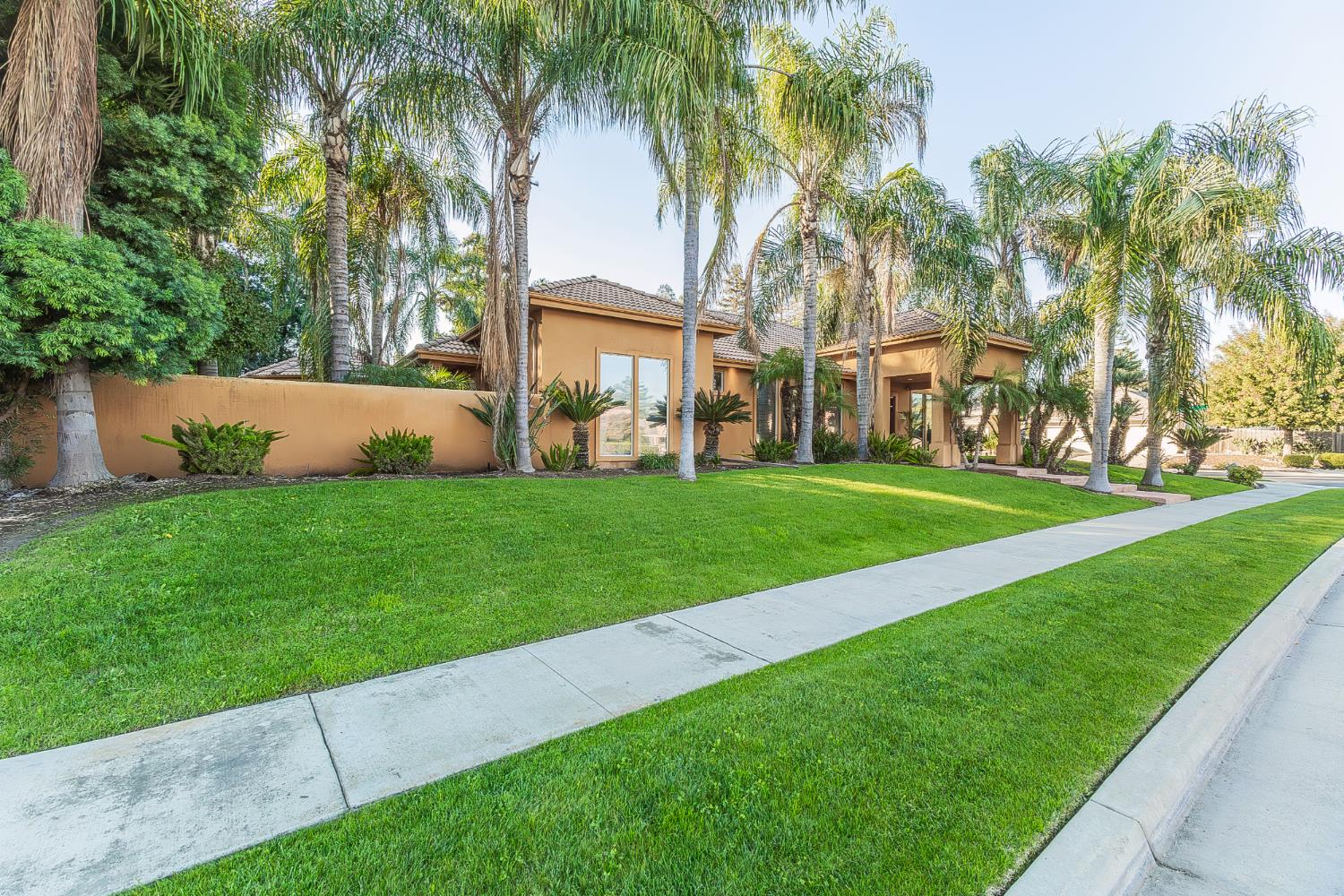 2135 SE Cottonwood Cir, Visalia, CA 93277