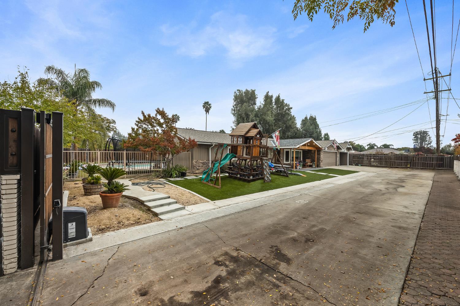 547 W Gettysburg Ave, Fresno, CA 93705