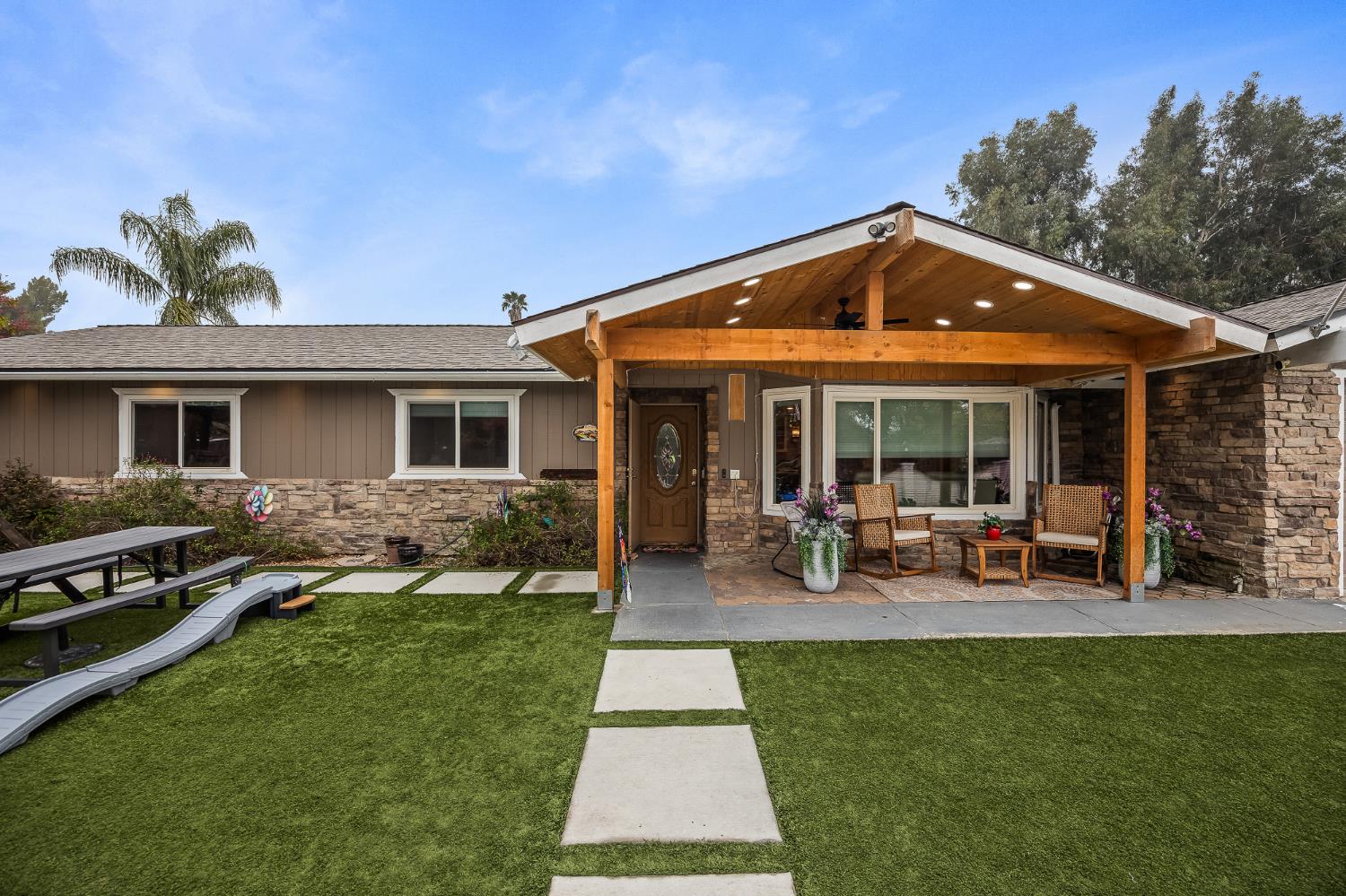 547 W Gettysburg Ave, Fresno, CA 93705