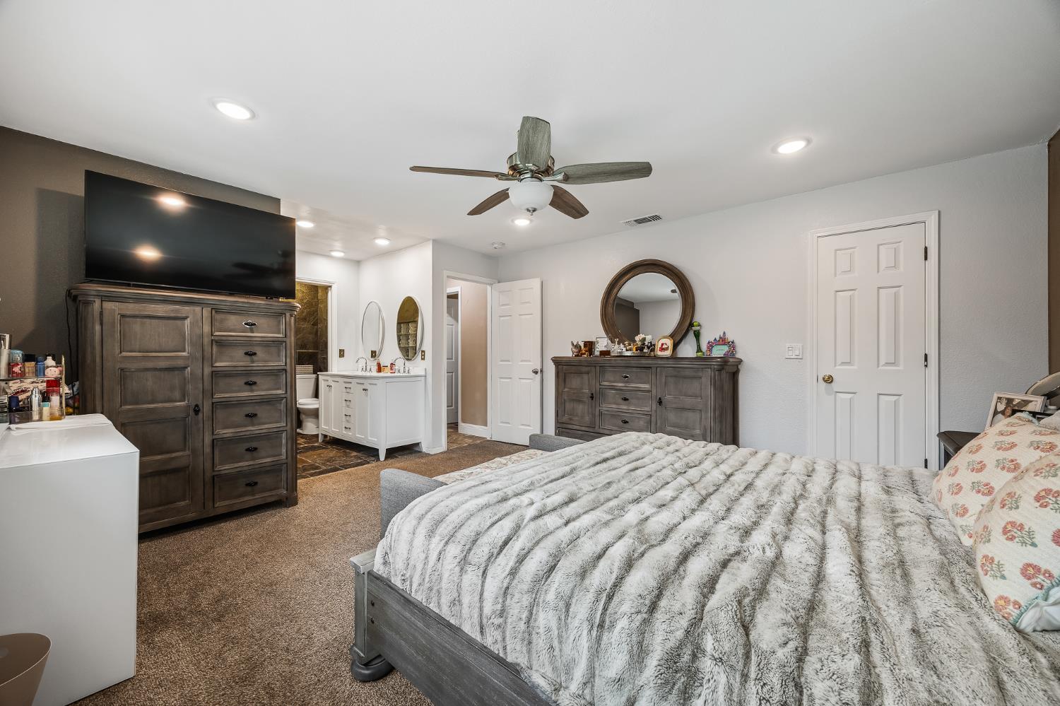 547 W Gettysburg Ave, Fresno, CA 93705