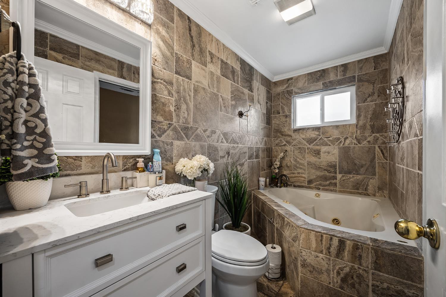 547 W Gettysburg Ave, Fresno, CA 93705