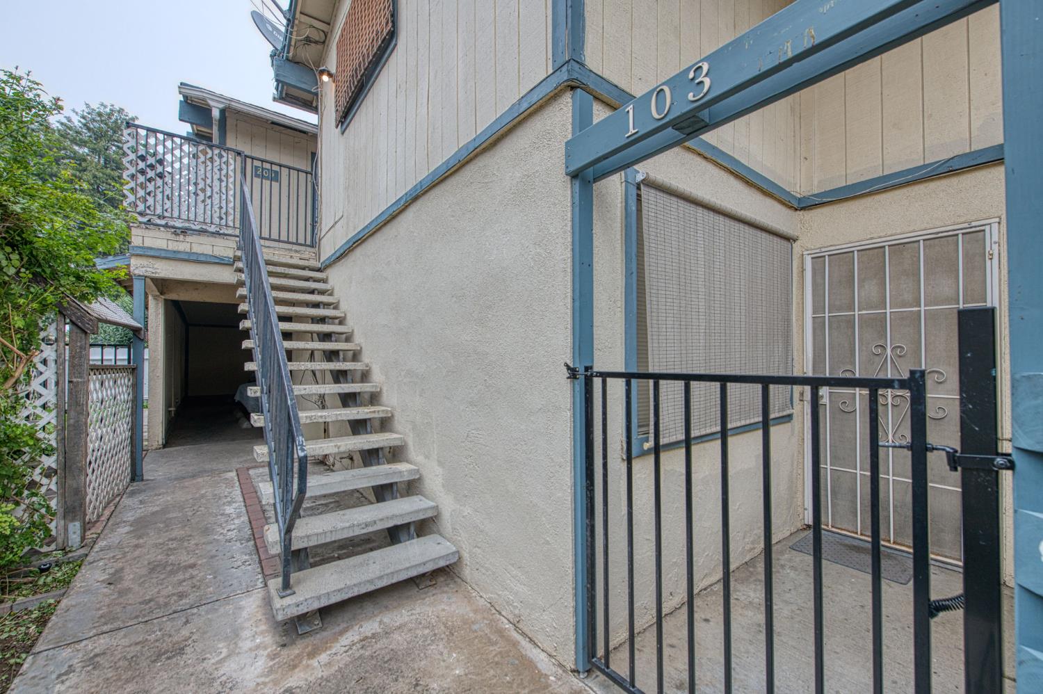 541 W Ashlan, Clovis, CA 93612