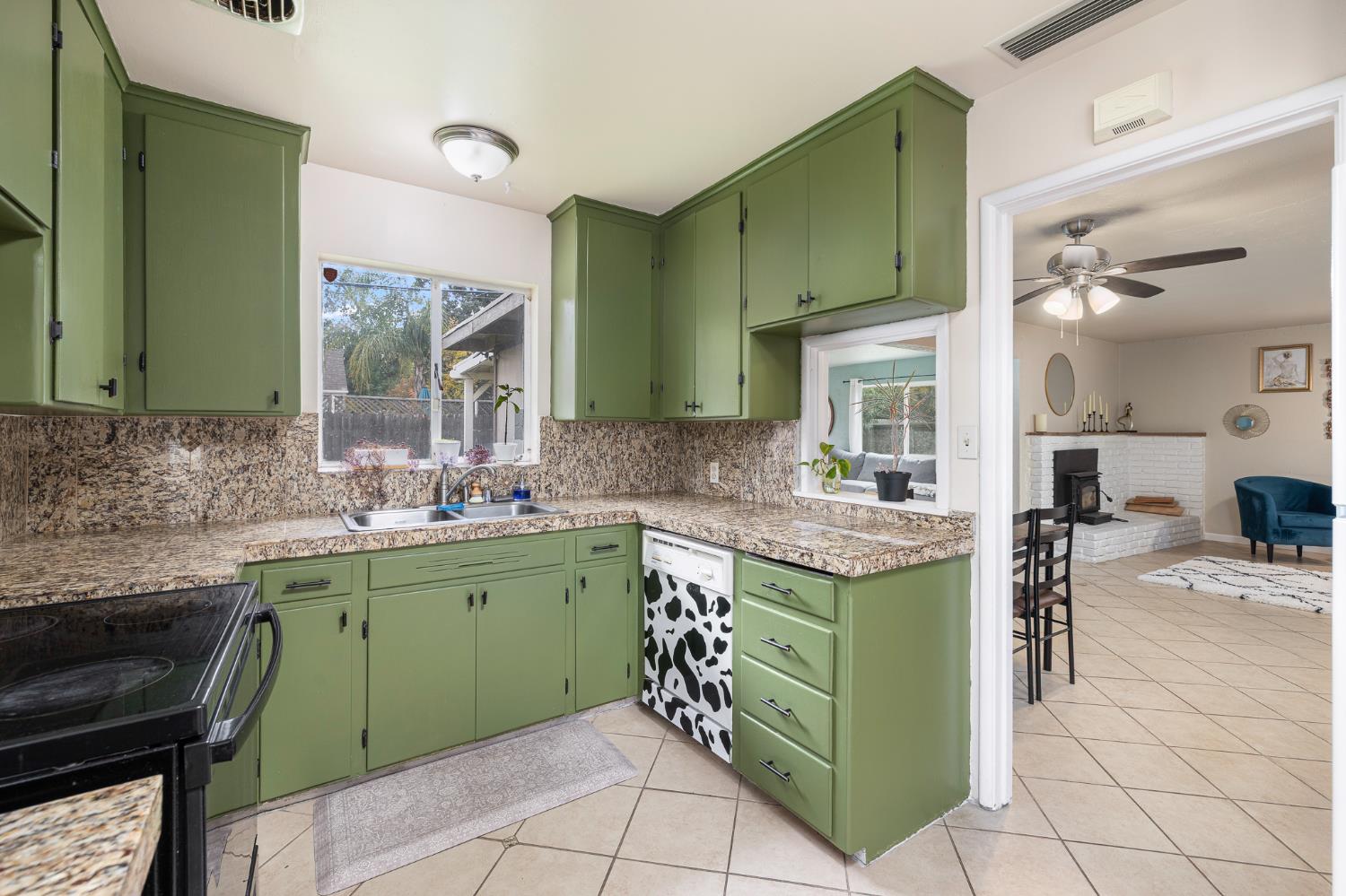 3310 E Hampton Way, Fresno, CA 93726