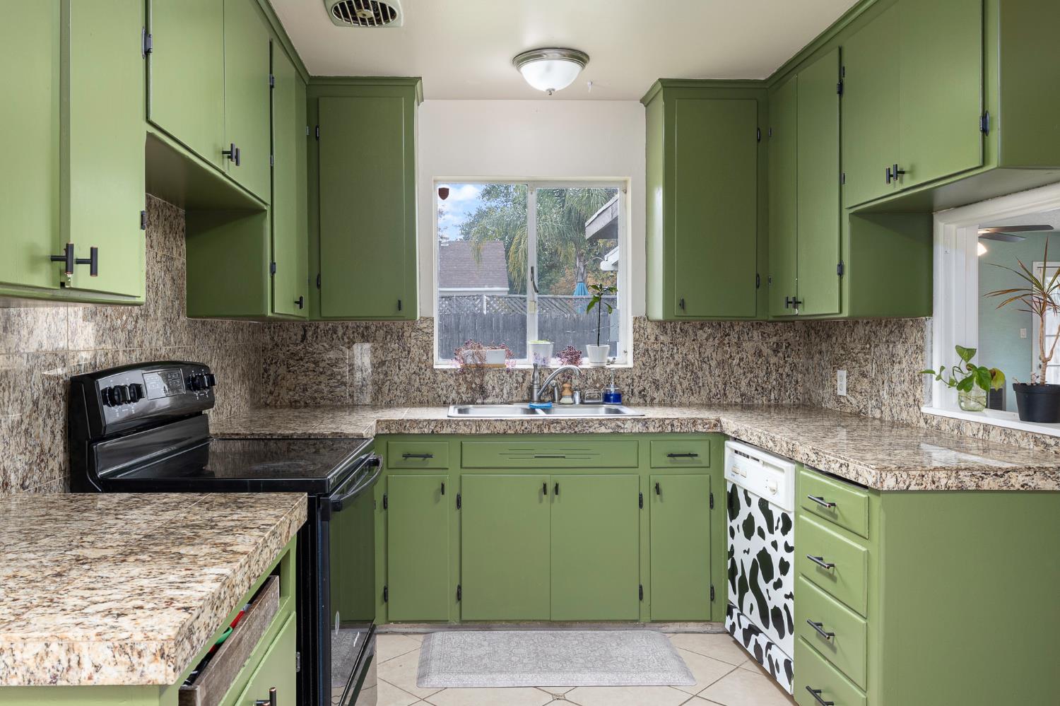 3310 E Hampton Way, Fresno, CA 93726