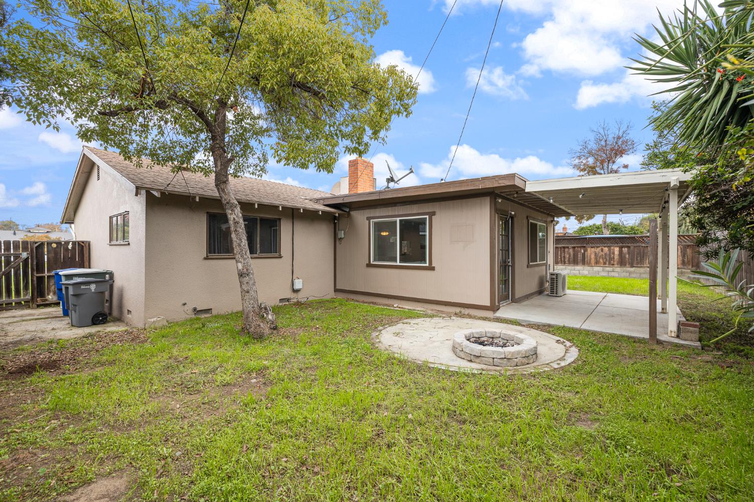 3310 E Hampton Way, Fresno, CA 93726