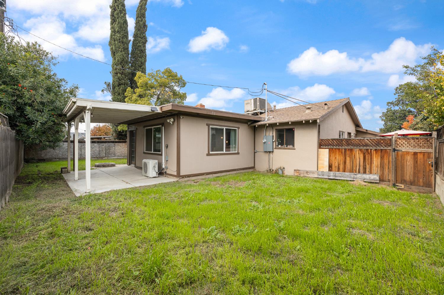 3310 E Hampton Way, Fresno, CA 93726