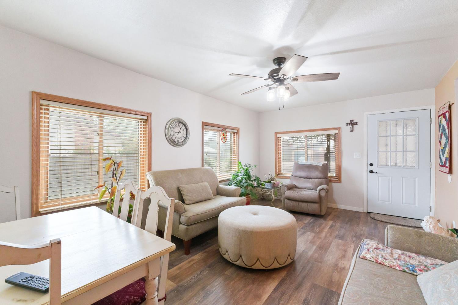 1312 P St, Sanger, CA 93657