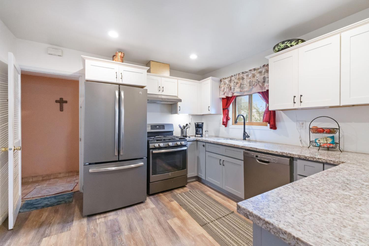 1312 P St, Sanger, CA 93657