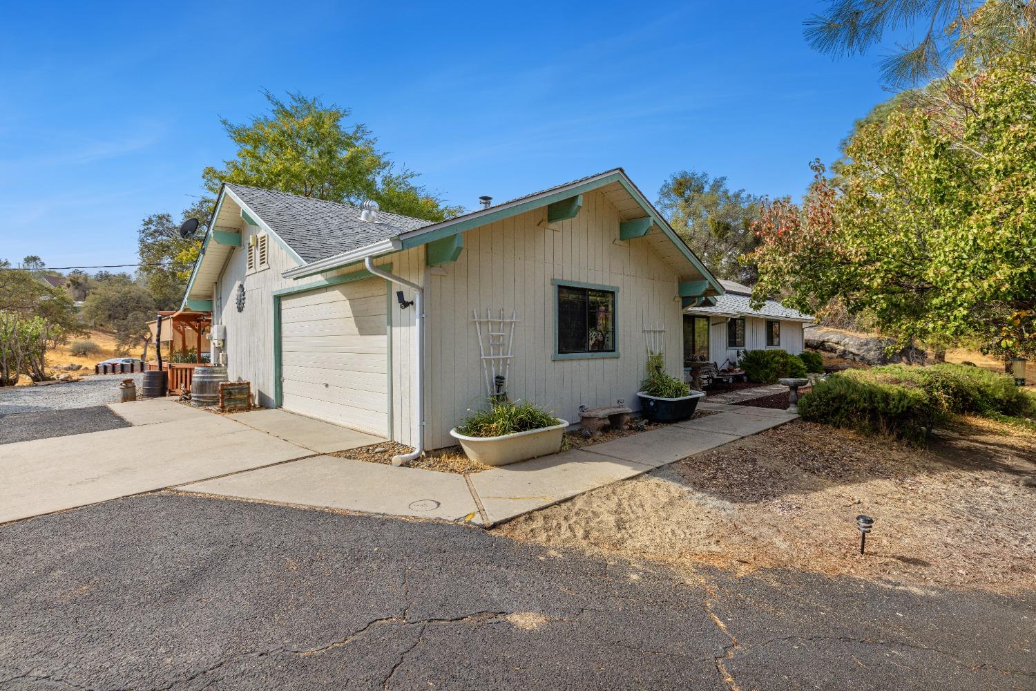 30674 Titan Dr, Coarsegold, CA 93614