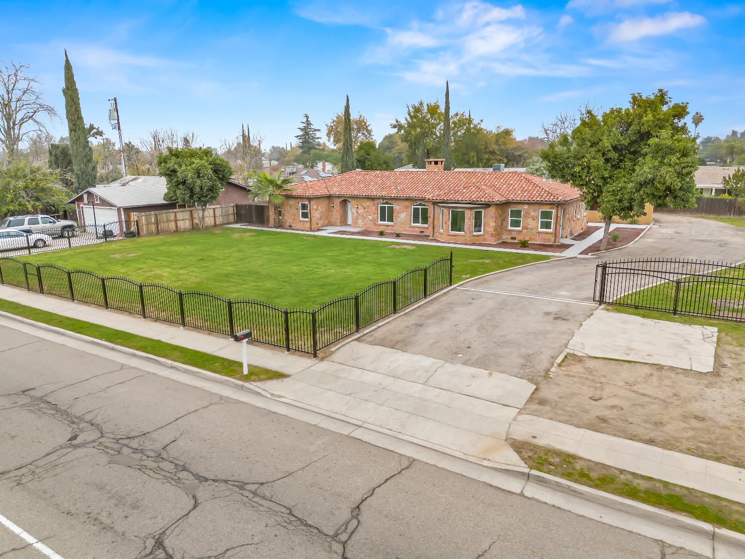 4933 E Tulare St, Fresno, CA 93727
