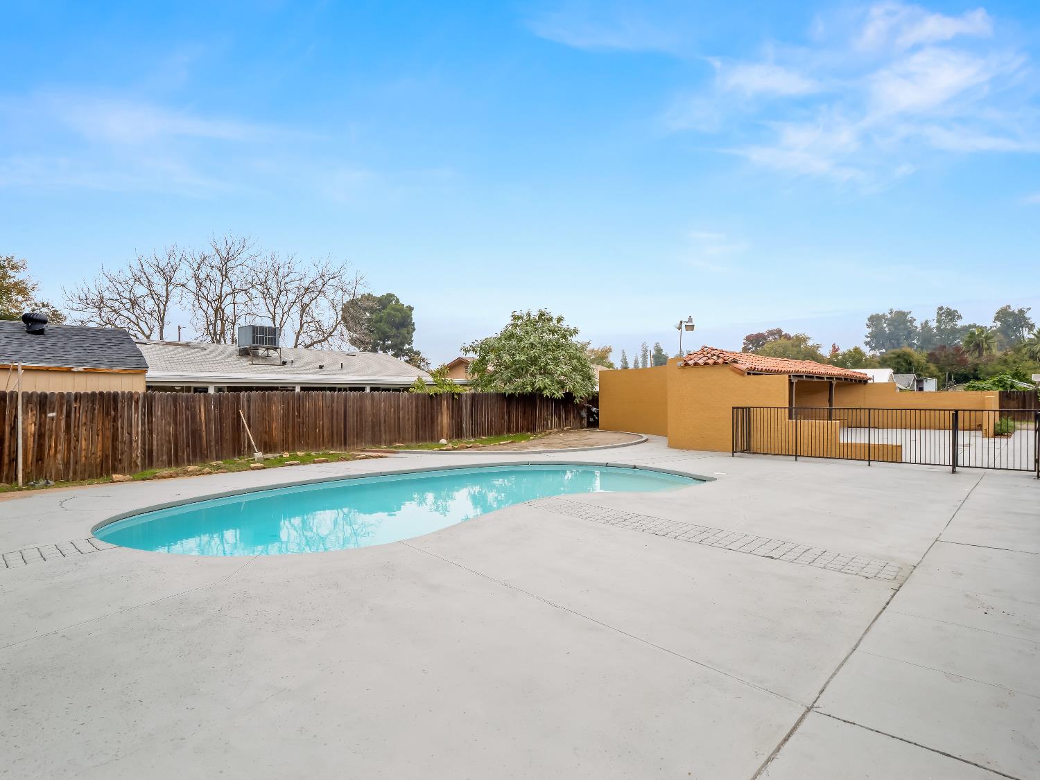 4933 E Tulare St, Fresno, CA 93727