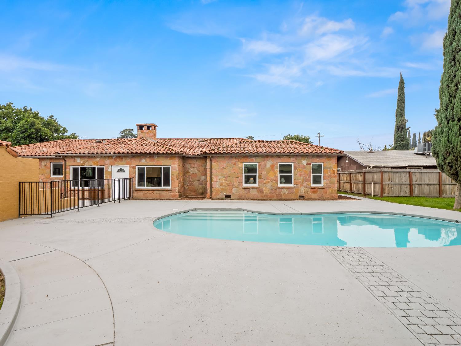 4933 E Tulare St, Fresno, CA 93727