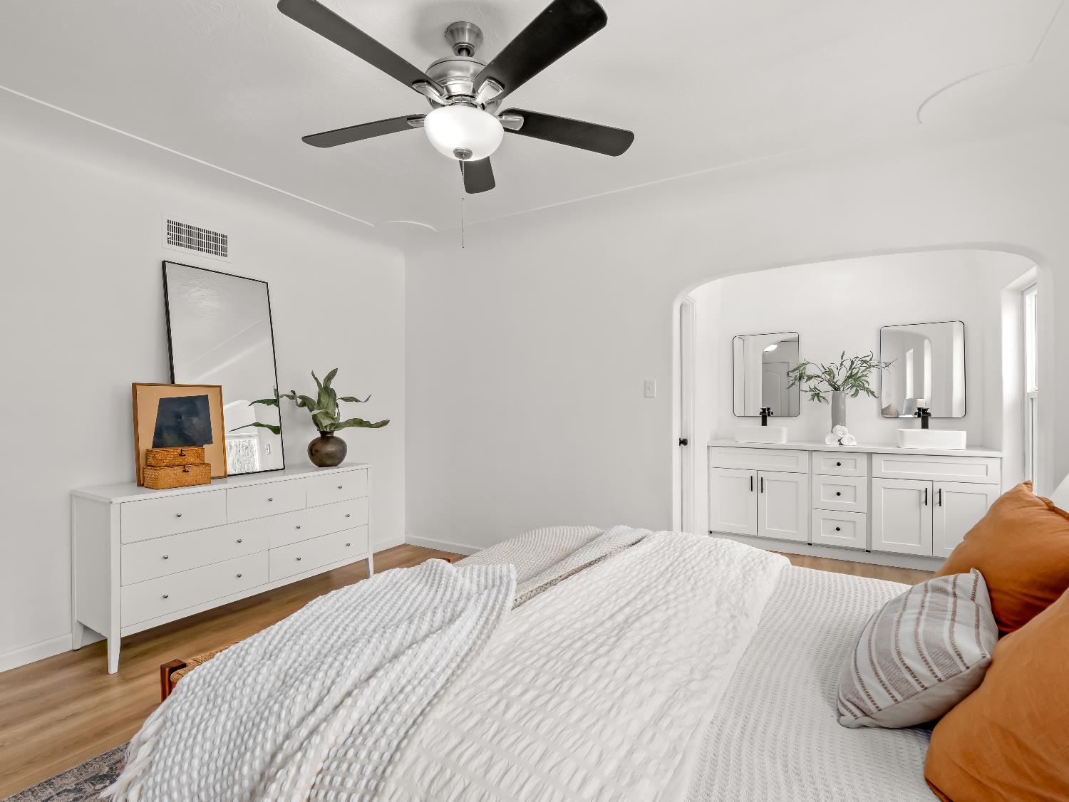 4933 E Tulare St, Fresno, CA 93727